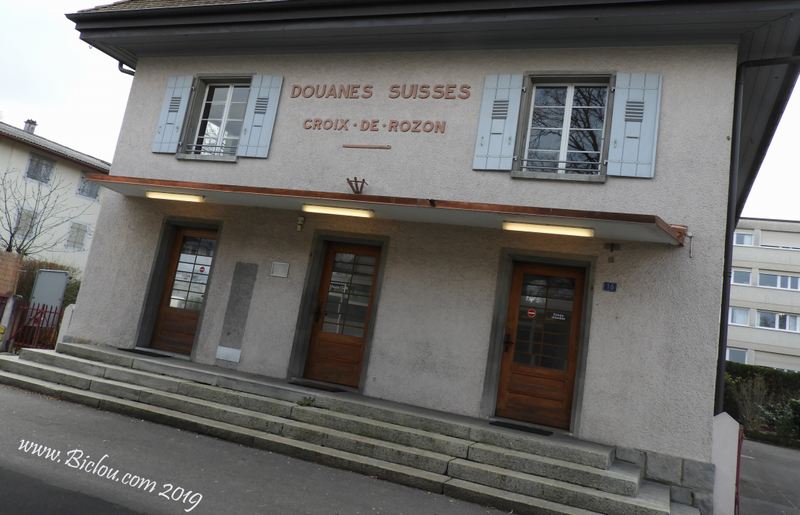 Les Douanes Suisses ; croix de Rozon