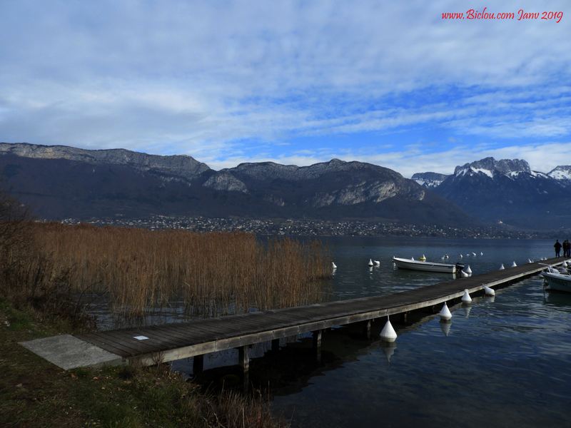 Vue sur le Massif des Bornes et Le lac d'Annecy , à Sevrier