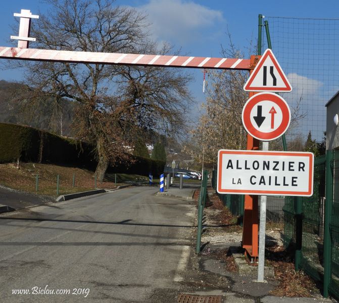 Arrivée à Allonzier la Caille ; panneau