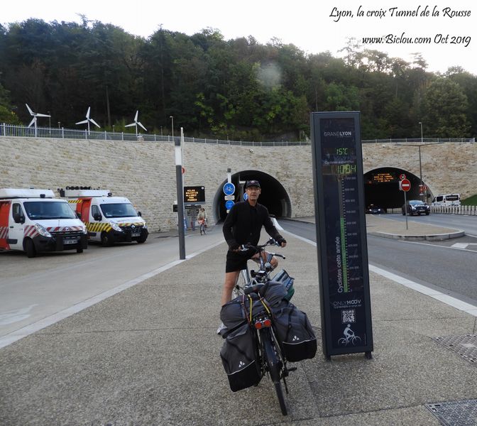 Polo à Lyon devant le tunnel cycliste de la croix rousse