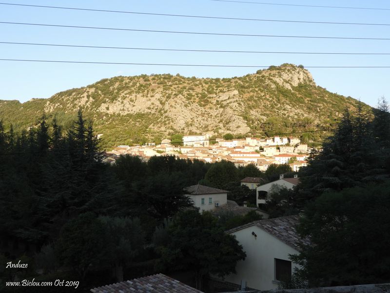 Anduze-baignée-de-soleil-matinal