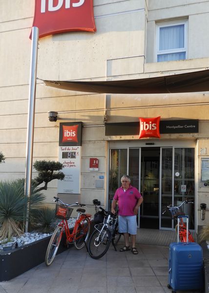 Claudio devant Ibis MontPellier
