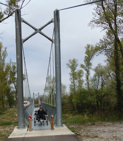 Passerelle au dessus de la rivière La Payre