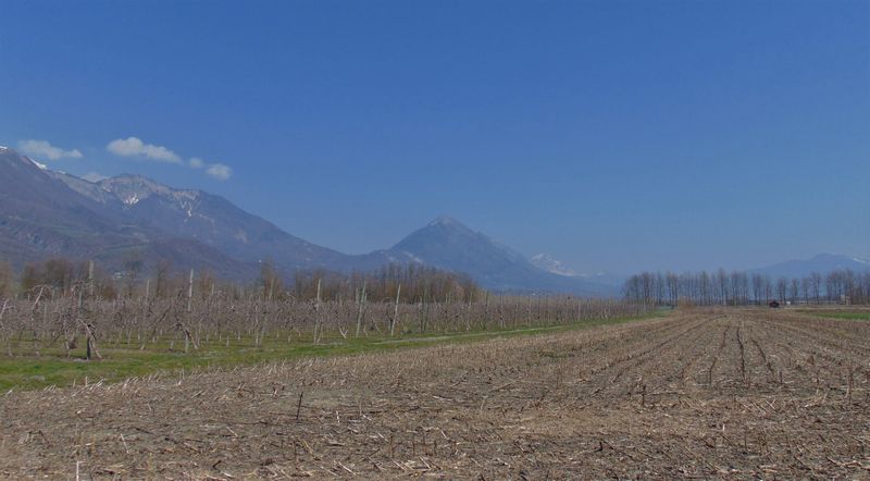Le col de Tamie, la belle étoile, vus de la plaine d'aiton