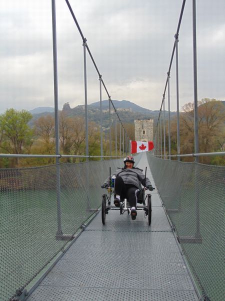 Mamie en action, lors de la traversée sur la Passerelle de Rochemaure
