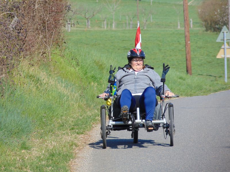 Mamie mouline sur son Trike