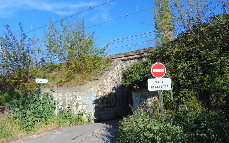 Villeneuve Lès Avignon ; Zont changé le panneau : Ouf ..