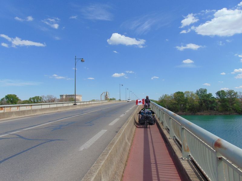 Passons vers Tarascon par ce pont au dessus du Rhône