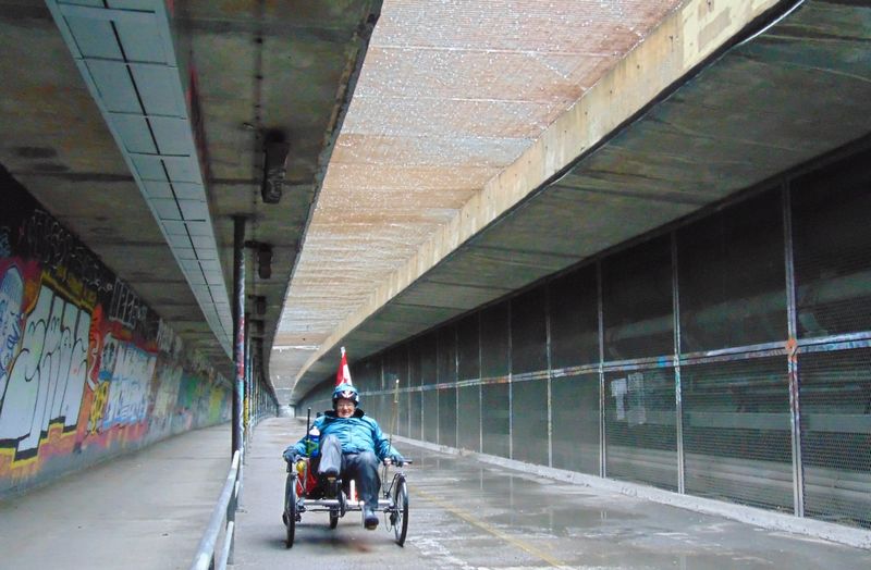 Piste cyclble sous l'autoroute à Arles