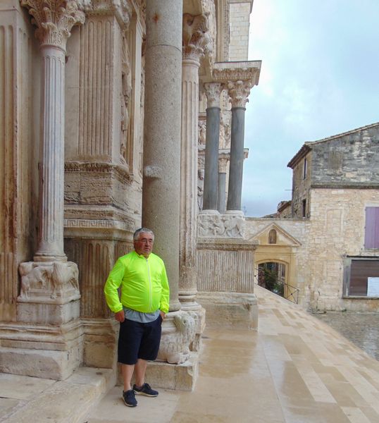 Claudio pose sur le parvis de l'église de saint Gilles