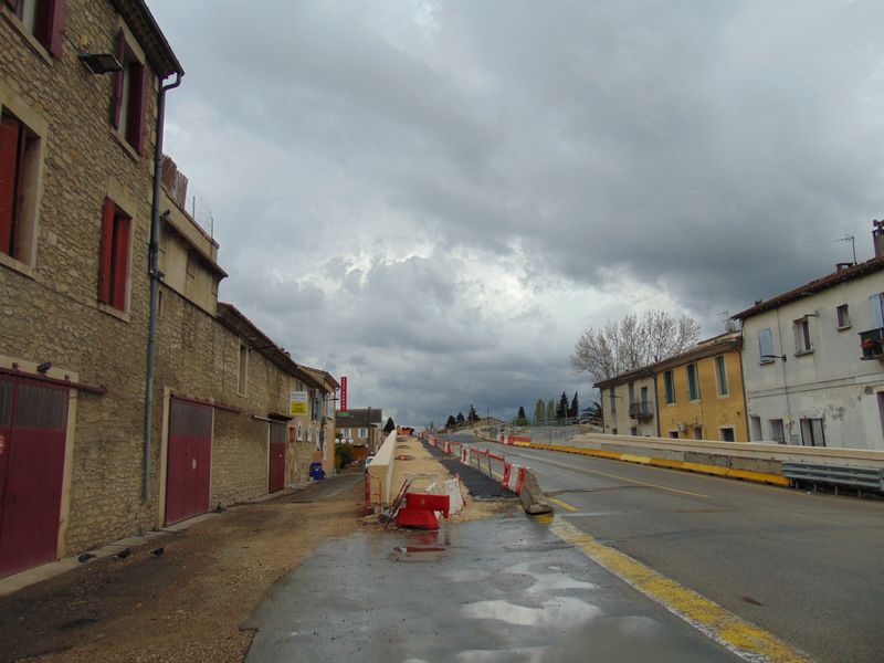 Le pont sur le canal du Rhône à Sète, à Saint Gilles : Ya même une piste cyclable