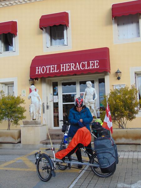 Mamie devant hôtel Héraclée (2019)