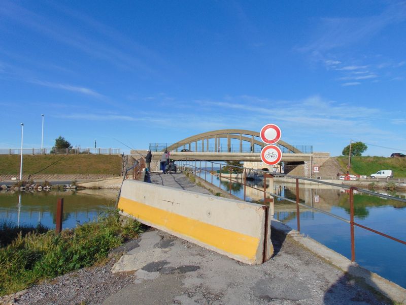 Interdit de rouler le long du canal du Rhône à Sète