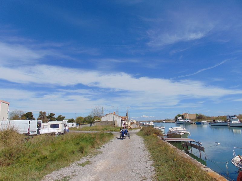 Frontignan , le long du canal du Rhône à Sète, on approche de Sète