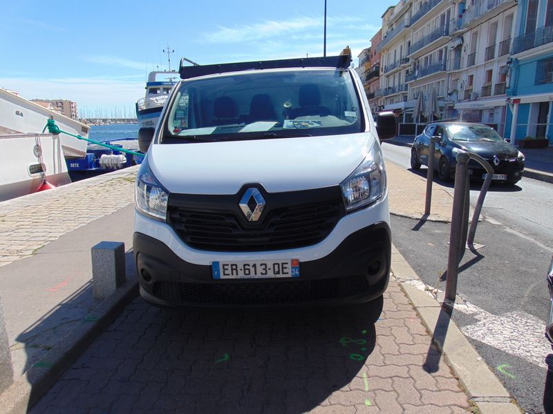 K.. garé sur piste cyclable Sète