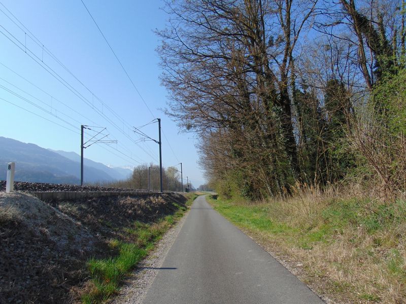 On reprend la bambée, sur cette route longeant la voie ferrée : Chambéry Grenoble
