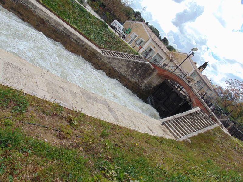 Canal du midi ; Béziers ; Attention, ca bouillonne