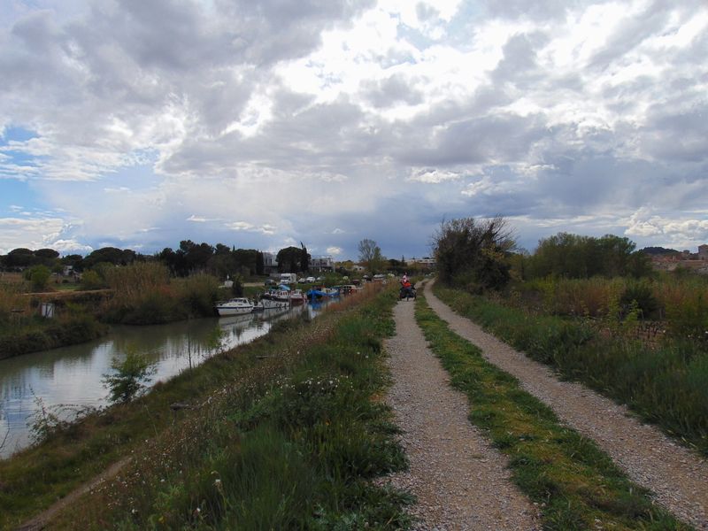 Le halage du canal du midi , devient caillouteux