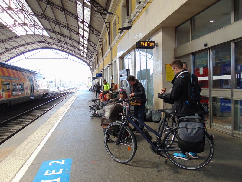 Sur le quai de la gare d'Avignon