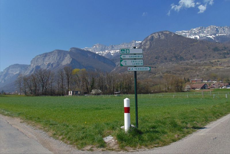 On retrouve le balisage Véloroute V 63 direction Grenoble