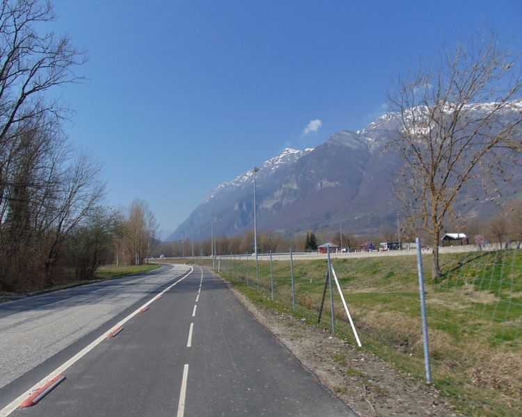 Nouvelle piste cyclable avant Ste Hélène sur Isère