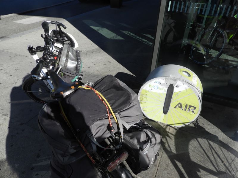 Gonflage des pneus du vélo à Annecy devant la gare