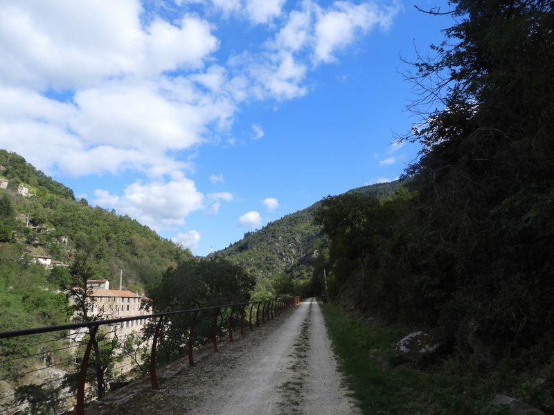 La vallée de l'Eyrieux est resserée, vue sur anciennes usines
