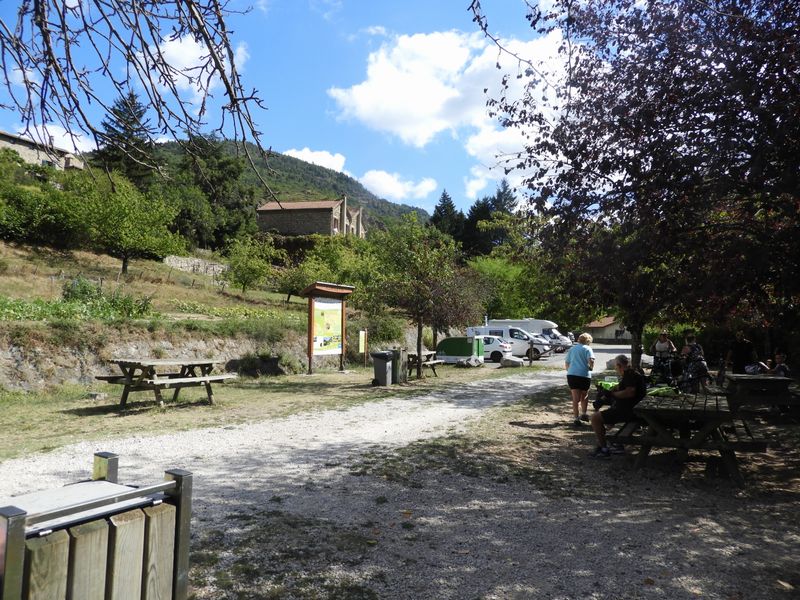 Chalençon : eau et bancs