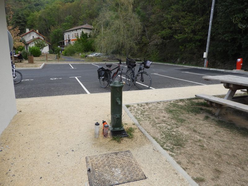 Borne d'eau bienvenue après le Cheylard , sur le Dolce Via ..