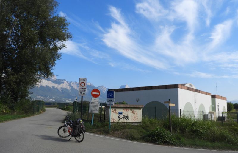 Passé Grenoble sur la rive EST de l'isère ca roule , interrogation ici à Gières