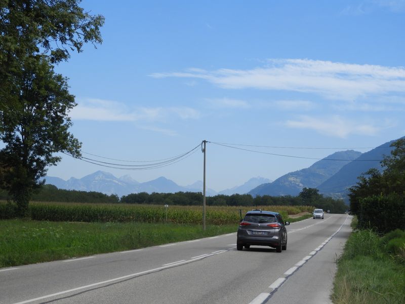 La D 523 de Grenoble à Pontcharra, munie de bandes cyclables et quasi roulable à vélo