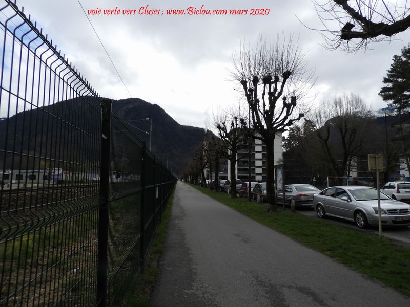 Arrivée à Cluses par la voie dite verte longeant le chemin de fer