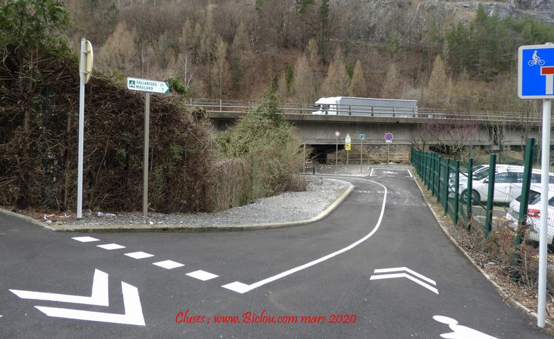 On a bien une signalisation ici, un peu plus loin, y aurait fallut la poser en amont ..