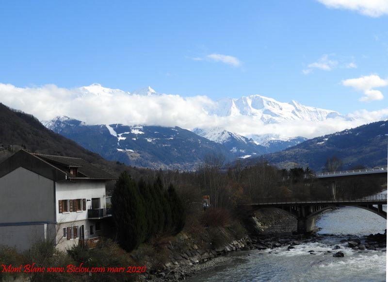 Le Mont-Blanc vu des bords de l'Arve à Sallanches