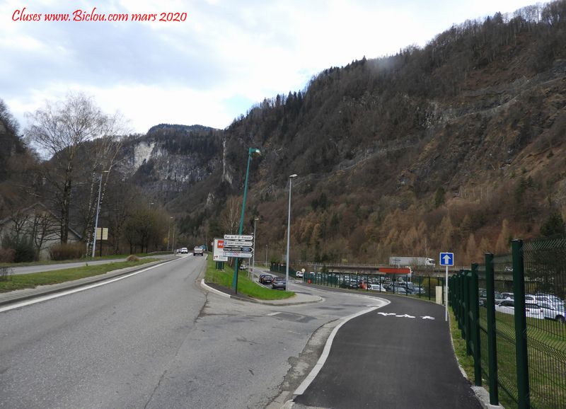 Retour à Cluses, manque bien une pancarte véloroute Léman Mont Blanc