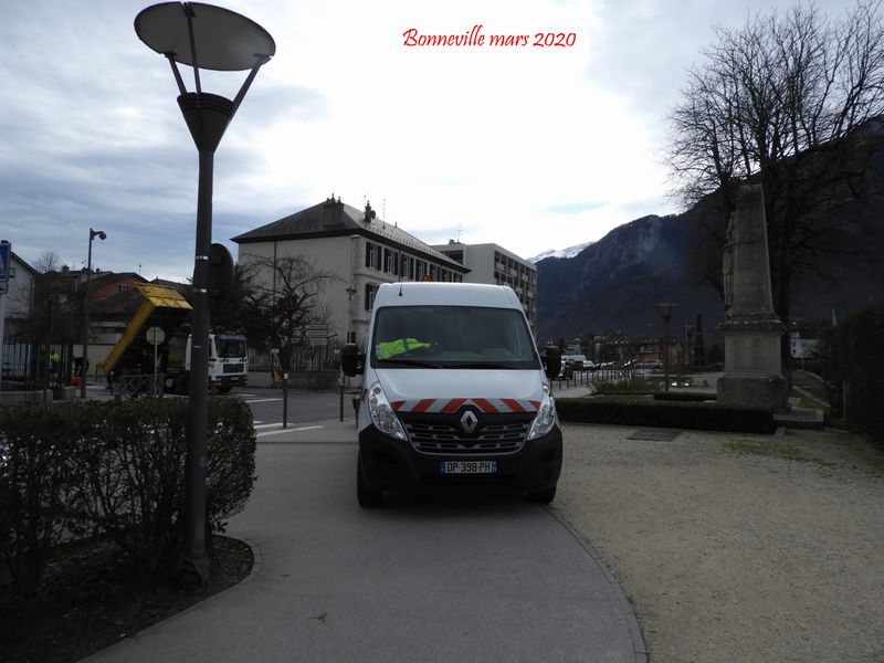 Merci à ce véhicule municipal de Bonneville de se poser en plein milieu de la voie verte