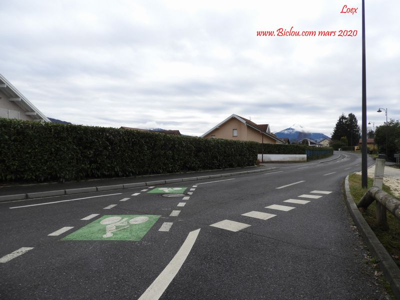Loex, si le marquage au sol est visible, pas vu de pancartes.