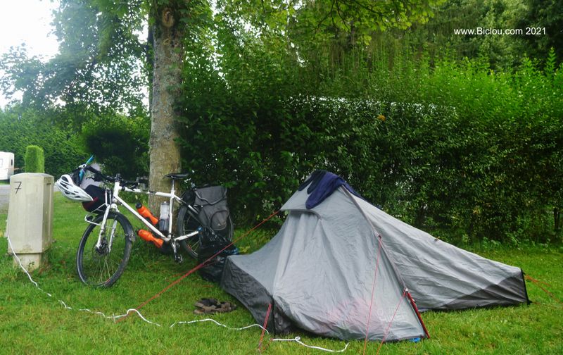 La cabane est prête à tomber sur le chien