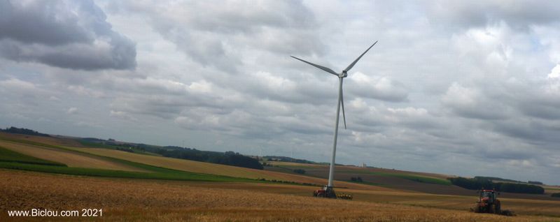 Travaux des champs sous eolienne