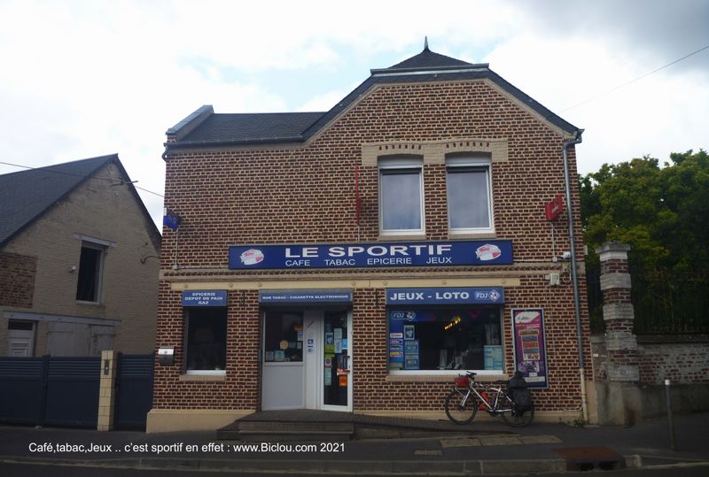 Le sportif .. il est derrière la caméra, le sportif, pas dans le bar, à moins d'y boire une menthe à l'eau ou un café .