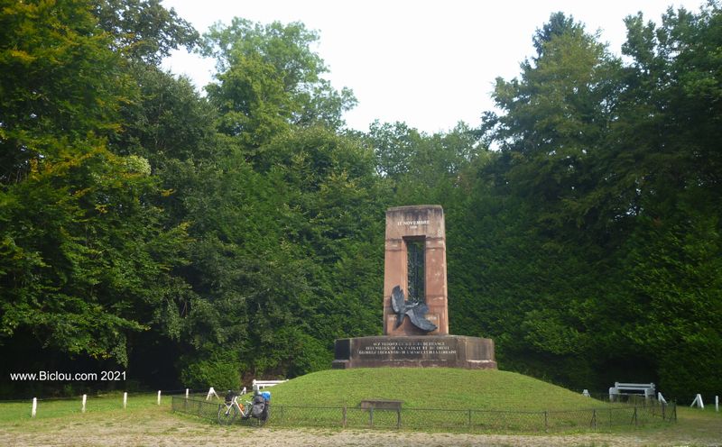Dans la forêt de Compiègne (près du village de Rethondes), monument commémoratif