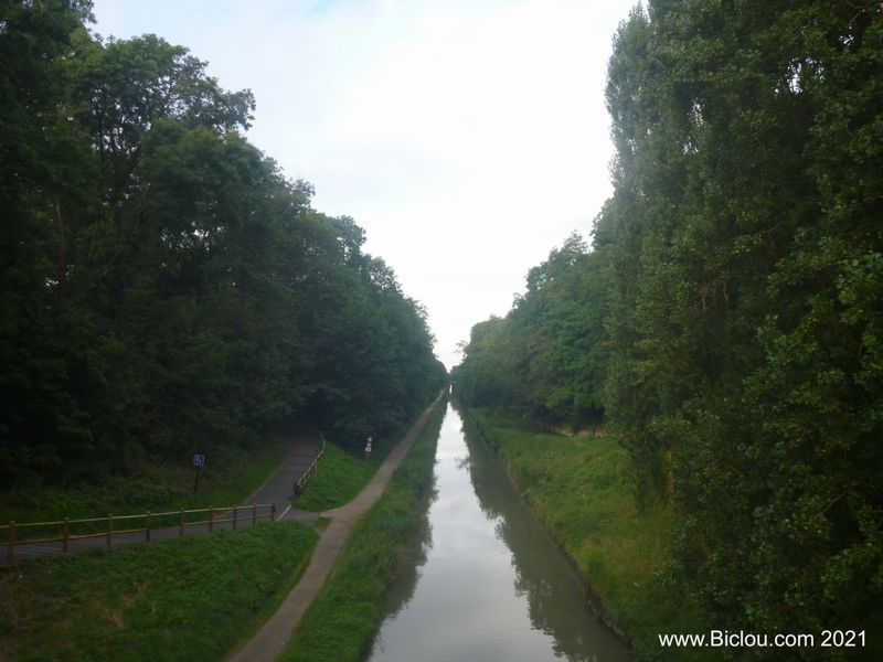 Le canal de l'Ourcq et la voie dite verte , pour vélos et piétons (séparées)