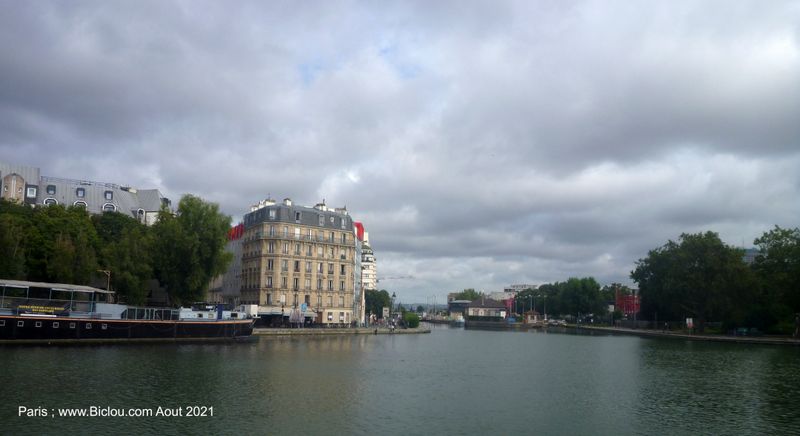 Paris : Carrefour de deux canaux 