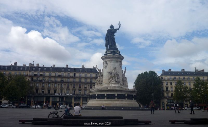 Paris : place de la République