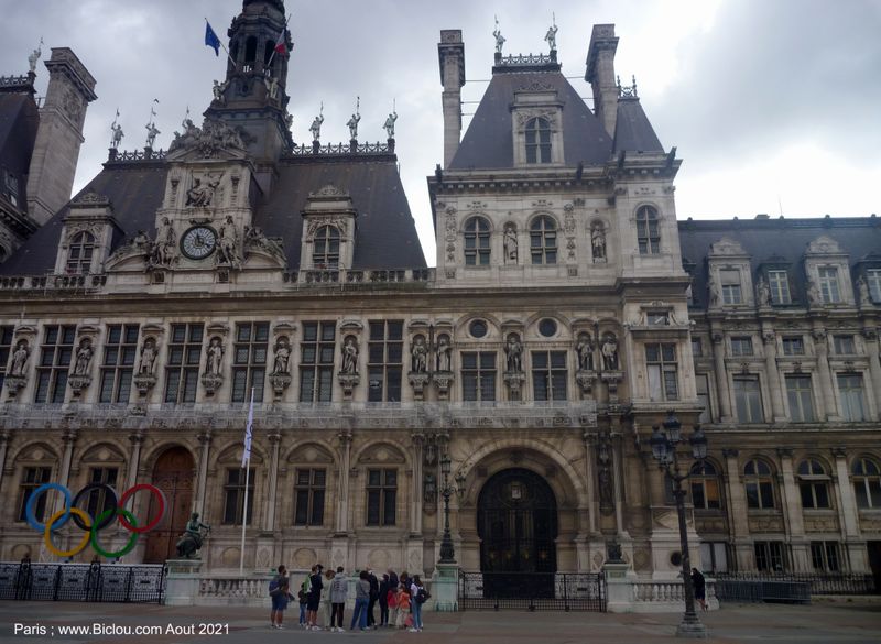 On a même entrevu, des touristes Espagnols devant l'Hôtel de Ville de Paris, mais pas vu Anne