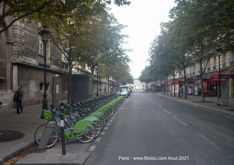 Paris, désert en aout , même les vélibs sont à l'arrêt