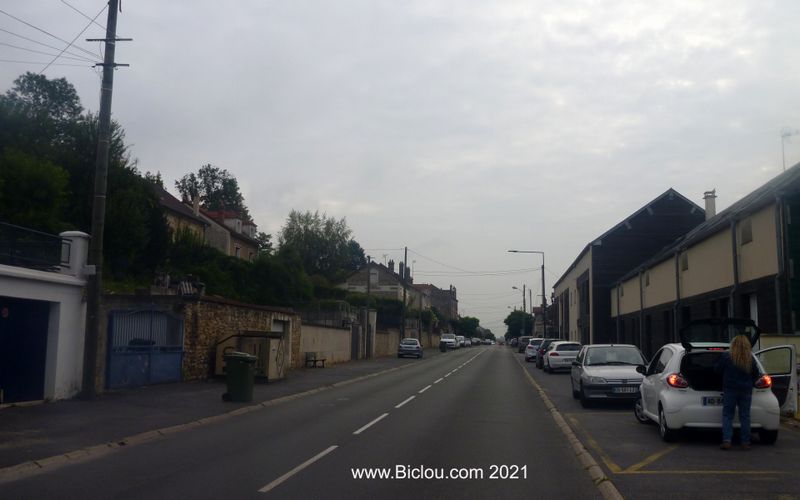 En France : à quoi peuvent bien servir les trottoirs ?