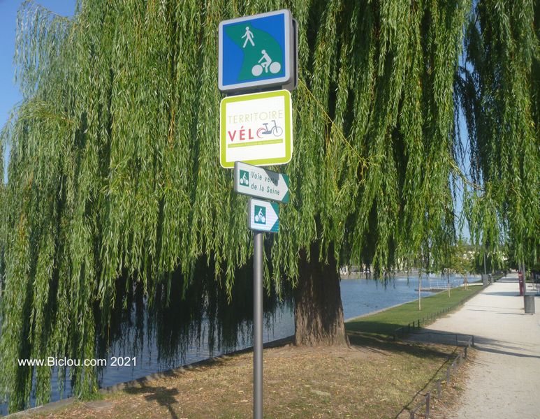 On tombe sur le balisage Seine à vélo : Troyes