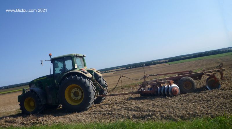 Le beau DEERE , permet le travail aux champs