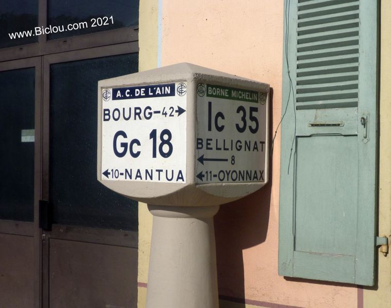 Ancienne borne routière (Borne Michelin) en béton